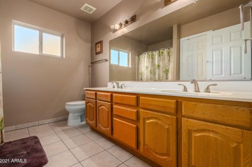 8828 Peck Dr, Glendale AZ  85301-4918 exterior