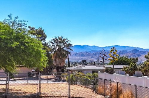 7645 Victoria Ave, Yucca Valley CA  92284-6152 exterior