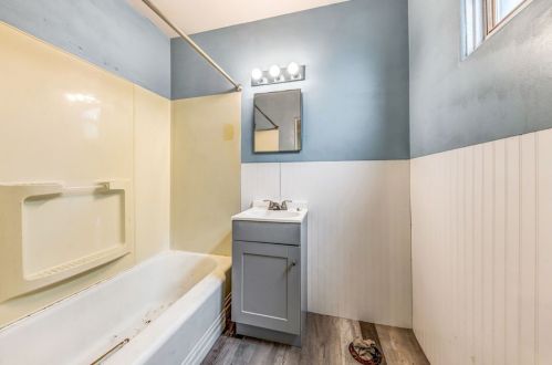 1025 Chartiers Ave, Pittsburgh PA  15220-4852 exterior