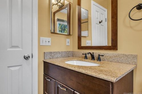 19 Fairlawn Dr, Wallingford CT 06492-2588 exterior