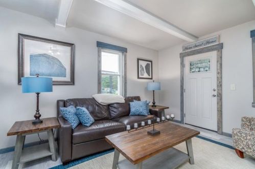 602 New Castle St, Zelienople PA  16063-1049 exterior