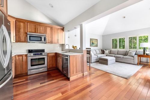 104 Oakridge Dr, Lewisboro, NY 10590-2420