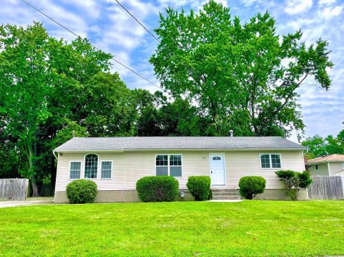 17 Commonwealth Ave, Lake Grove, NY 11755-1722