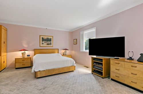 142 Stone Oaks Dr, Hartsdale NY  10530-1160 exterior