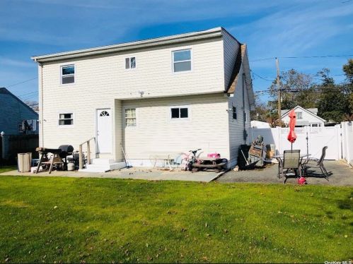360 Earle St, Central Islip NY  11722-3710 exterior