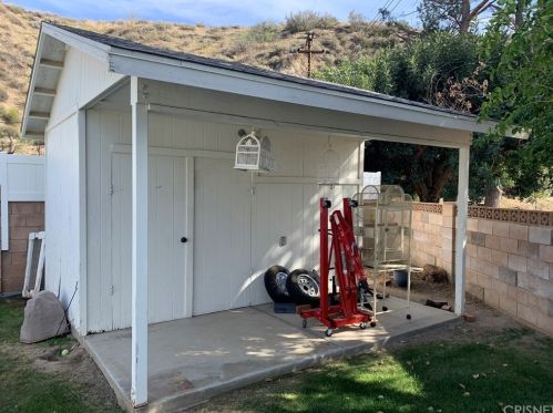 26607 Balerna Dr, Santa Clarita CA  91350-2305 exterior