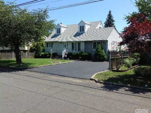 421 39th St, North Lindenhurst, NY 11757-2626