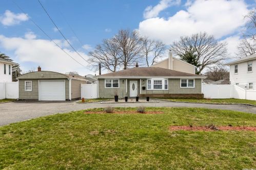 664 Garnet St, Babylon, NY 11703-2107
