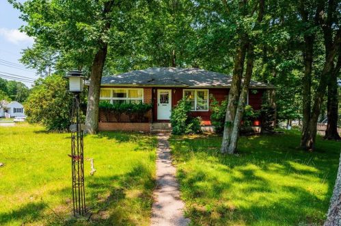 63 Pollys Ln, Uncasville, CT 06382-1425