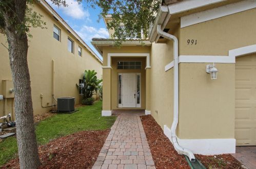 991 Leonardo Cir, Fort Pierce, FL 34986-4351