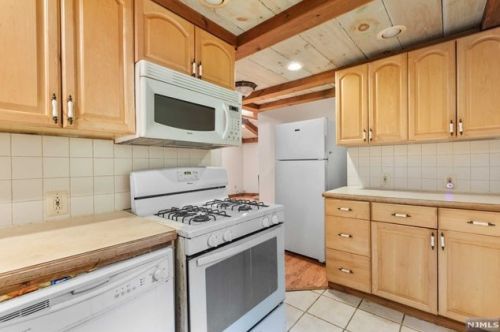 51 Pinecrest Trl, West Milford NJ  07480-1700 exterior