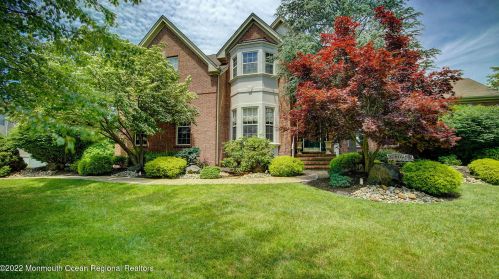 152 Fieldstone Dr, Morganville, NJ 07751-2048