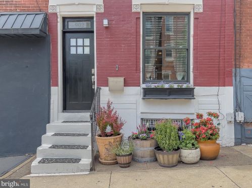 902 29th St, Philadelphia, PA 19130-1114
