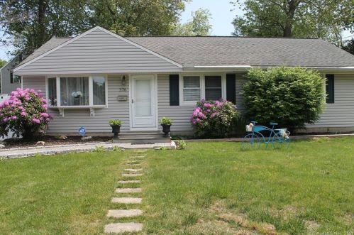 376 Folino Dr, Bridgeport, CT 06606-1014