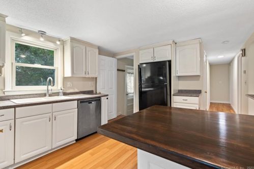 8 Sautter Dr, Uncasville CT  06382-1829 exterior