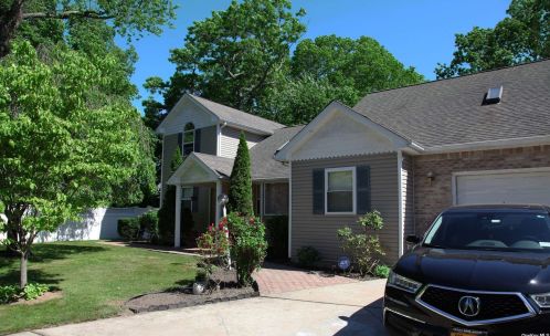 14 Virginia Rd, Lake Grove, NY 11755-2614