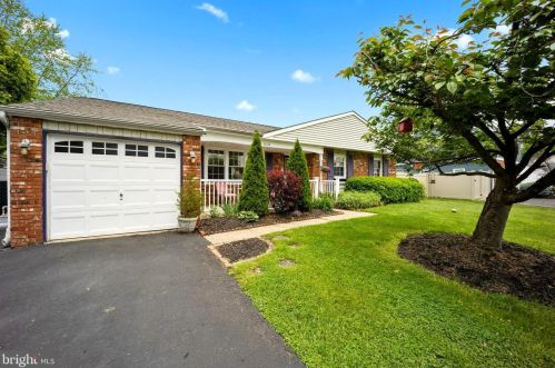 519 Fairhurst Rd, Fairless Hills, PA 19030-3613