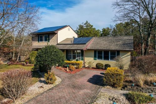 10 Marginwood Dr, Panamoka, NY 11961-2902
