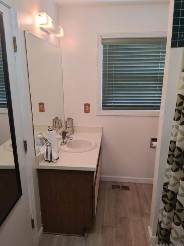 130 Elvree St, Manchester CT 06042-8240 exterior