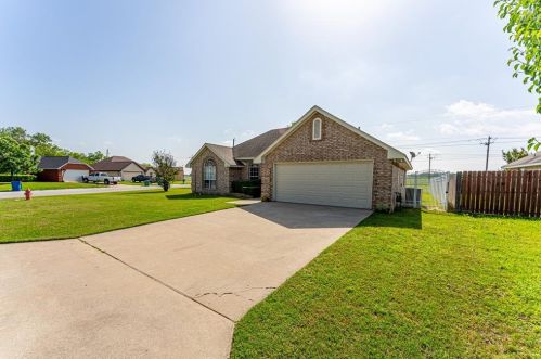 301 Willow Rd, Aubrey TX  76227-9404 exterior