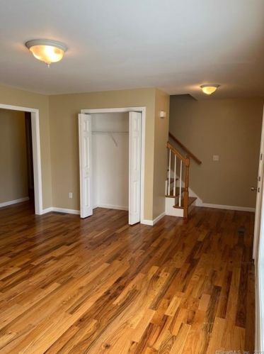 8 Winthrop Dr, Farmington CT  06032-3406 exterior