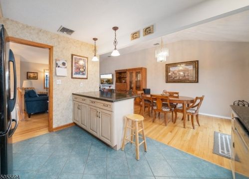 16 Dodd Ter, Verona NJ  07044-1718 exterior