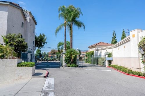 15000 Downey Ave, Paramount CA 90723-4597 exterior