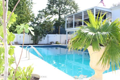 2031 Riviera Pkwy, Point Pleasant Beach NJ  08742-4952 exterior