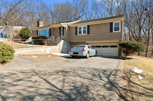 54 Piping Rock Dr, Waterbury CT  06706-2425 exterior