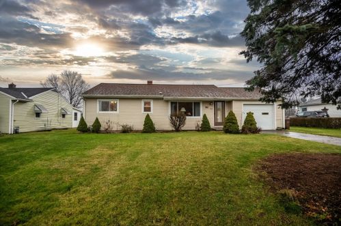 780 Donna Dr, Hermitage, PA 16148-2938