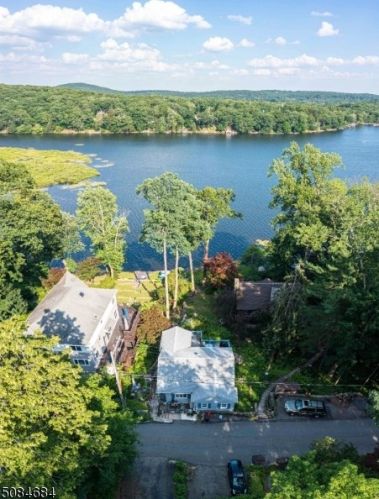 136 Cedar Lake Rd, Parsippany NJ  07834-1764 exterior