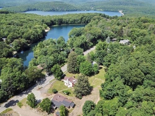 566 Stonetown Rd, Skyline Lakes NJ  07456-1311 exterior