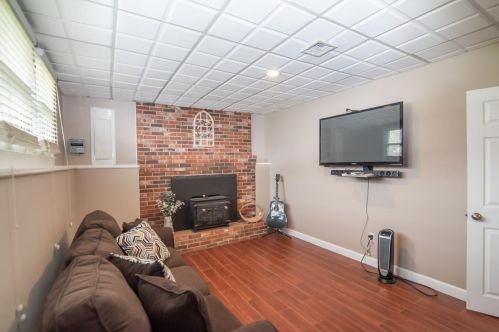 13 Harvey Rd, Londonderry NH  03053-7412 exterior