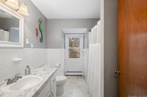 11 Palmer Dr, Gales Ferry CT  06335-1529 exterior