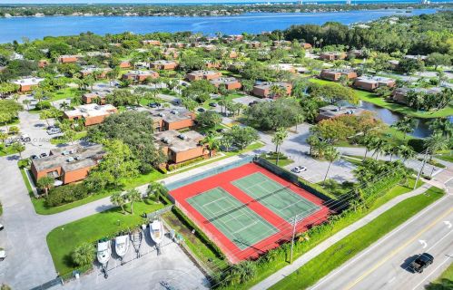 825 Center St, Jupiter FL  33458-4114 exterior