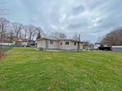 306 Brown Trl, Hopatcong NJ  07843-1107 exterior