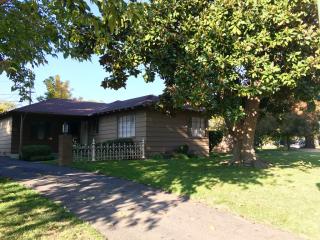 221 Sandburg Dr, Sacramento, CA 95819-2527