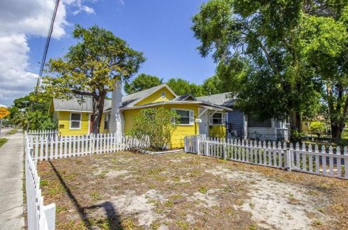 1347 9 Ave, Saint Petersburg FL  33705-1220 exterior