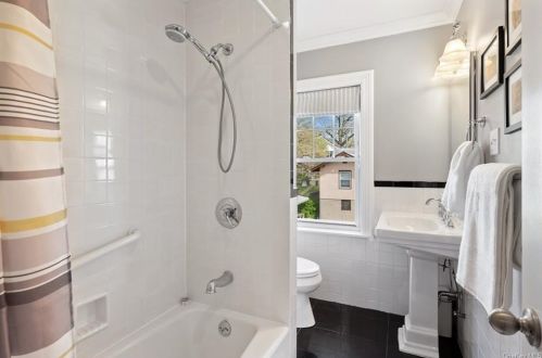 322 Sixth Ave, New Rochelle NY  10803-1605 exterior