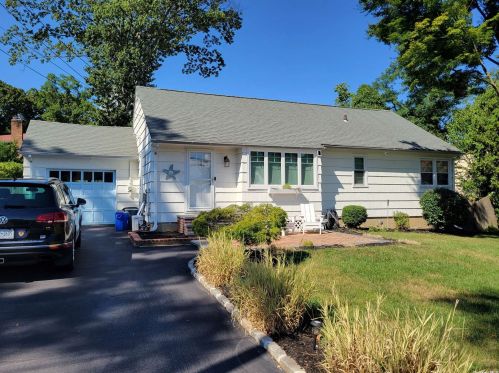 35 Summitview Dr, Bayville, NY 11709-1828