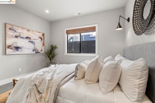 1077 57th St, Oakland CA  94608-2744 exterior