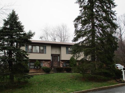 1 Queens Ct, Orangeburg, NY 10962-1908