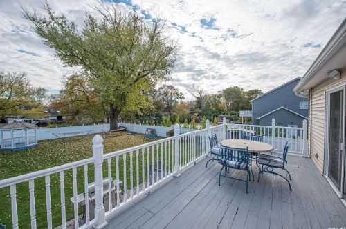 28 Hammond Rd, Elwood NY  11731-4810 exterior