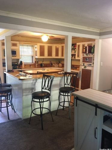 30 Holiday Blvd, Center Moriches, NY 11934-2810