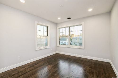 57 Bobwhite Ln, Hicksville NY  11801-4520 exterior