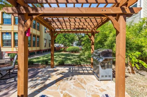 2927 Bernardo De Galvez Ave, Galveston TX 77550 exterior