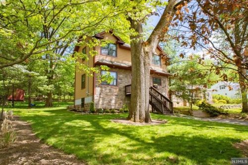 27 Forest Ave, Montvale, NJ 07645-2204