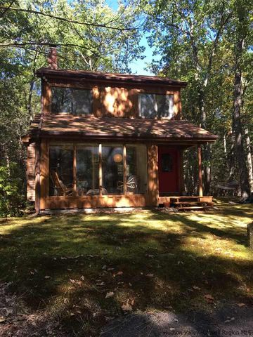147 Plochmann Ln, Woodstock, NY 12498-2028