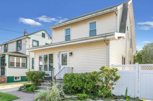 15 16th St, New Hyde Park, NY 11040-4914