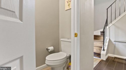 12300 Woodlawn Ct, Woodbridge VA  22192-1921 exterior